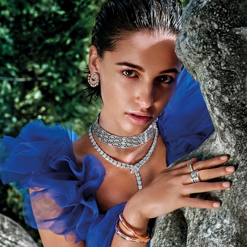 نعومي سكوت Naomi Scott  متزينة بمجوهرات سيربنتي من بولغري 