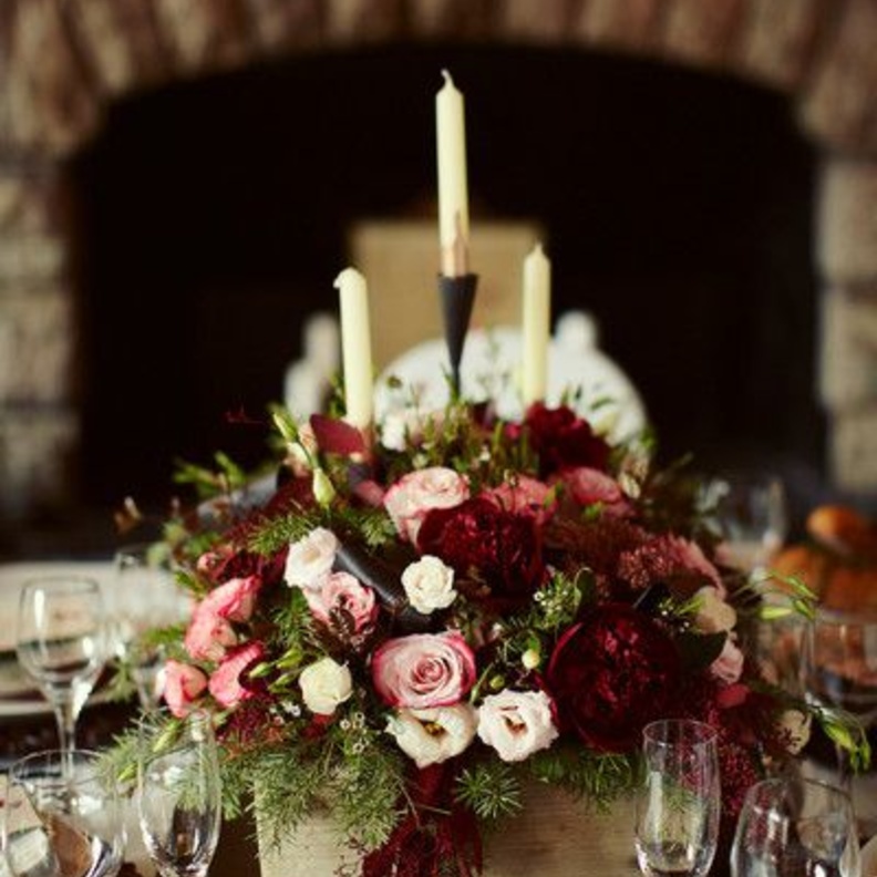 سنتربيسات مميزة لثيم الزفاف باللون البرغندي