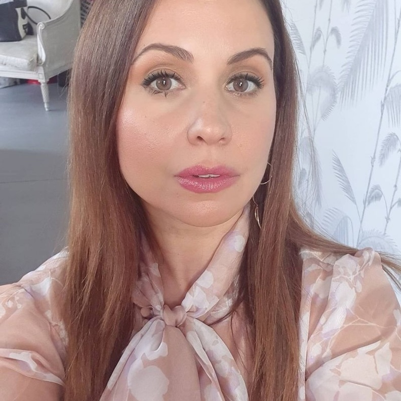 تطبيق مكياج نهاري بسيط وبرونزي من وحي اطلالات ريا ابي راشد