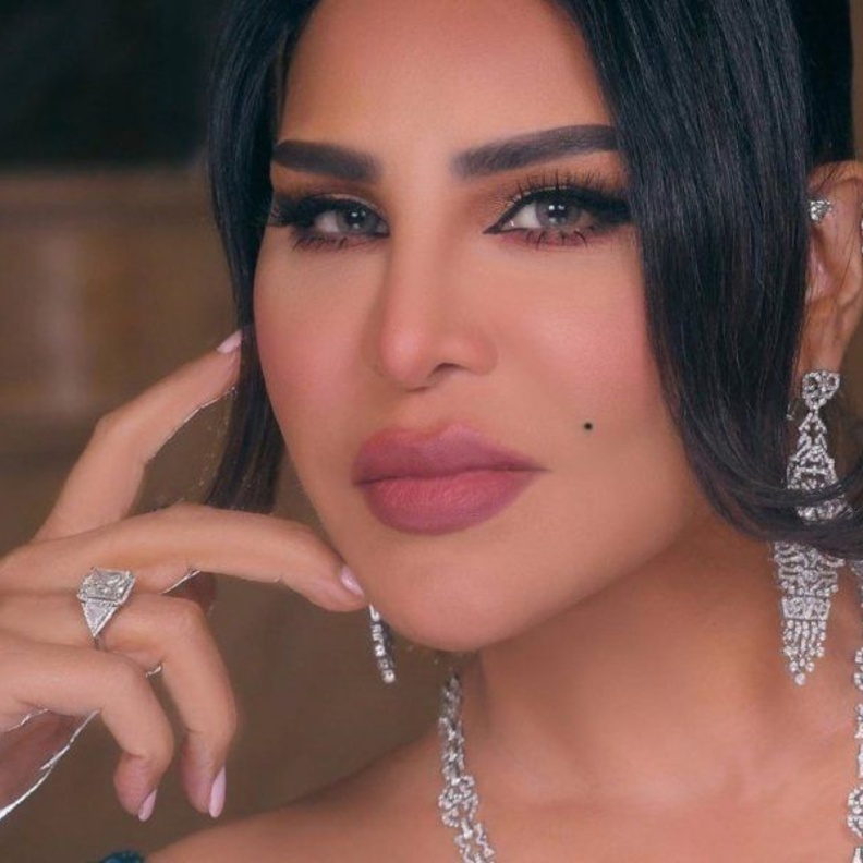 مكياج يناسب الفستان الوردي في شهر التوعية من سرطان الثدي