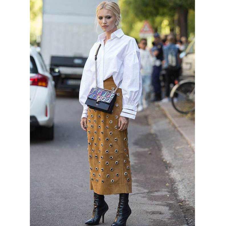 موضة القميص الابيض الاوفر سايز مع التنورة الماكسي