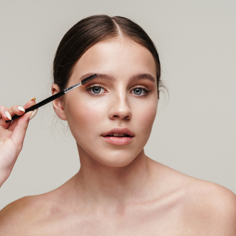  كيفية رسم الحواجب بمظهر طبيعي بعد العلاج الكيميائي