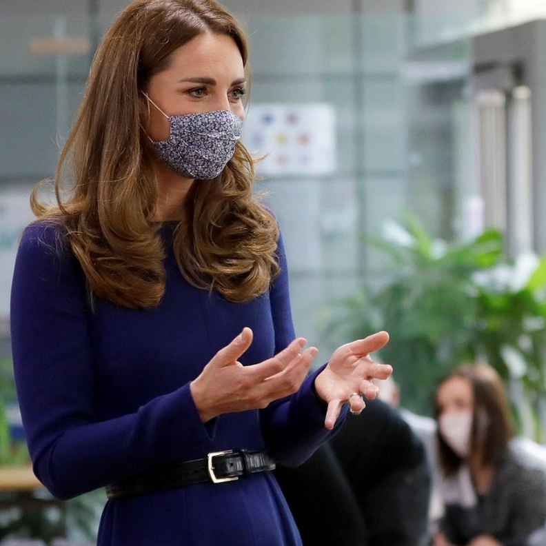 خطفت كيت الأنظار بفستان ميدي من تصميم Emilia Wickstead