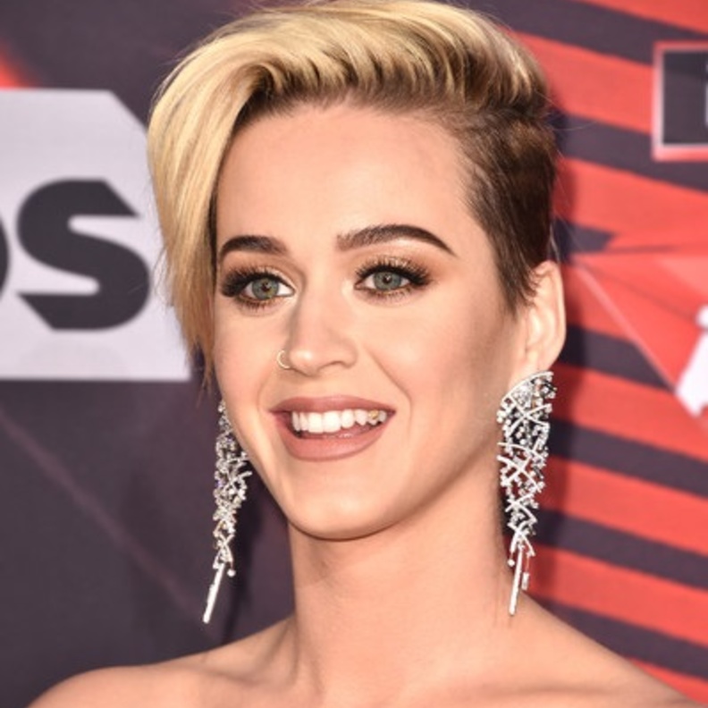  أقراط كيتي بيري من جيكوب اند كو Jacob & Co