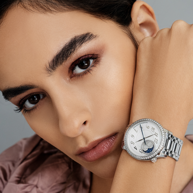 ساعة "إيجيري مون فاز" Égérie Moon Phaseمن الفولاذ. من دار "ڤاشرون كونستنتان" Vacheron Constantin فستان من "ميو ميو" Miu Miu