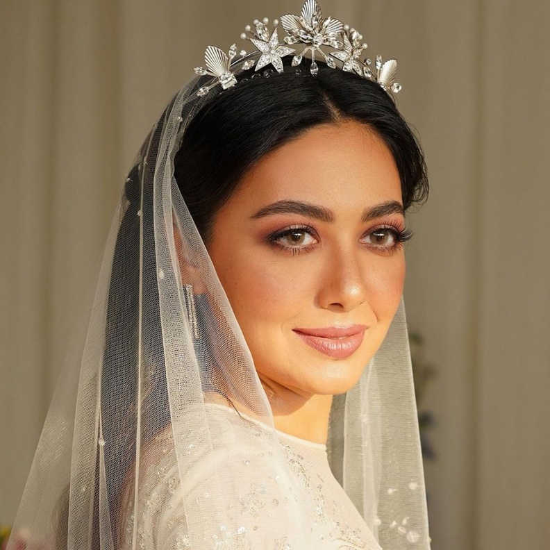  نجلاء زيني تولت مكياج ابنتها في يوم زفافها