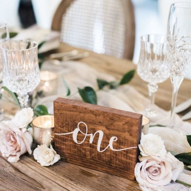  افكار لترقيم طاولات حفلات الزفاف بطابع ريفي