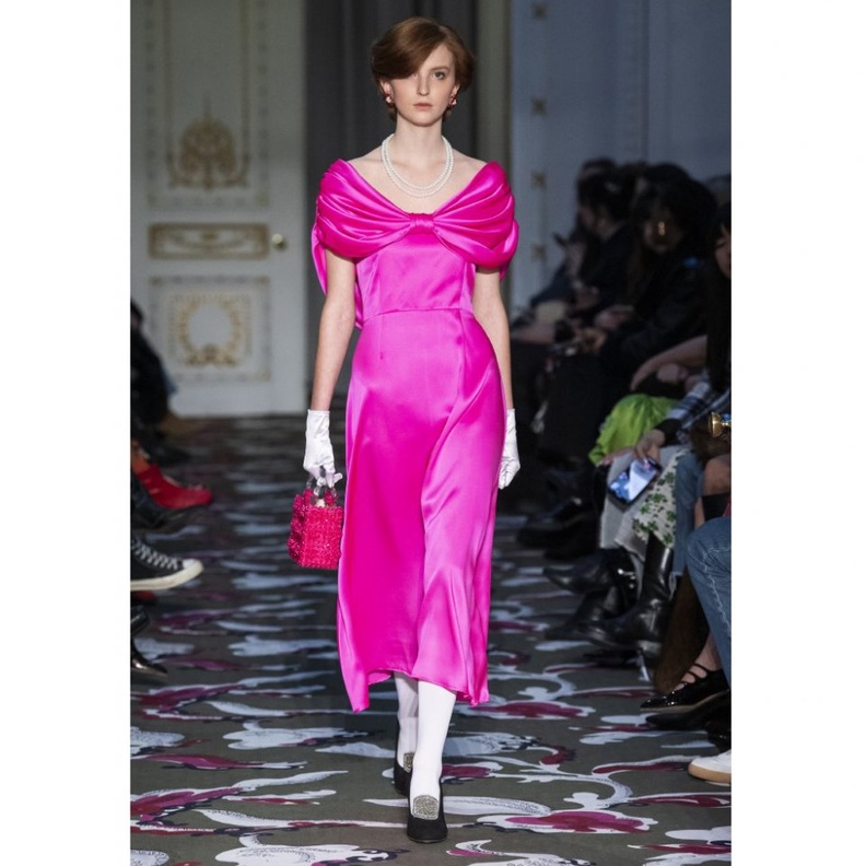 اطلالات عصرية باللون الوردي لدعم حملة التوعية من سرطان الثدي مع الفستان من Shrimps