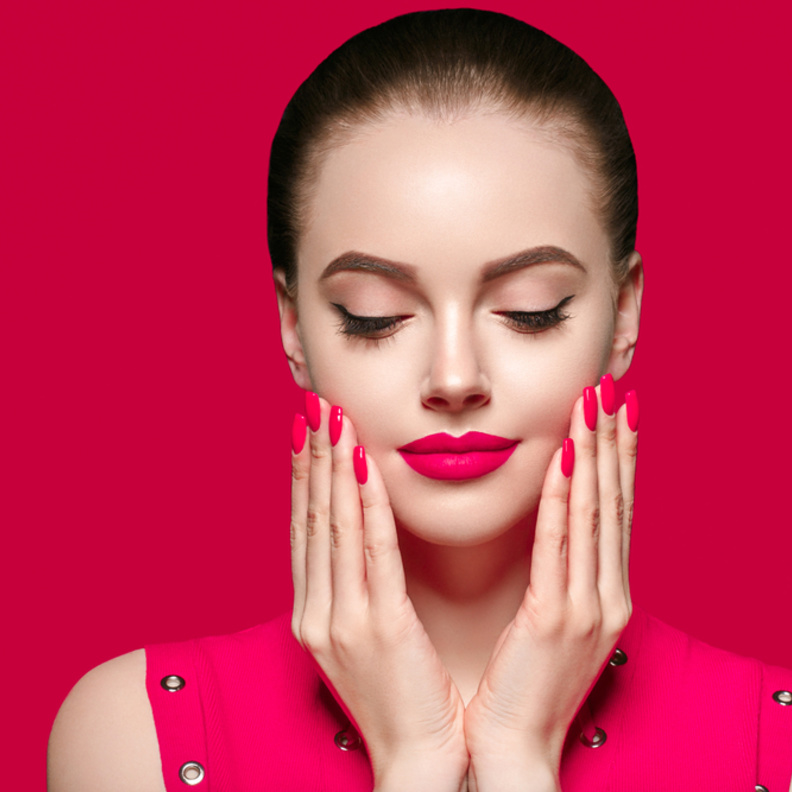 احدث واجمل رسومات اظافر باللون الوردي للتوعية بمخاطر سرطان الثدي