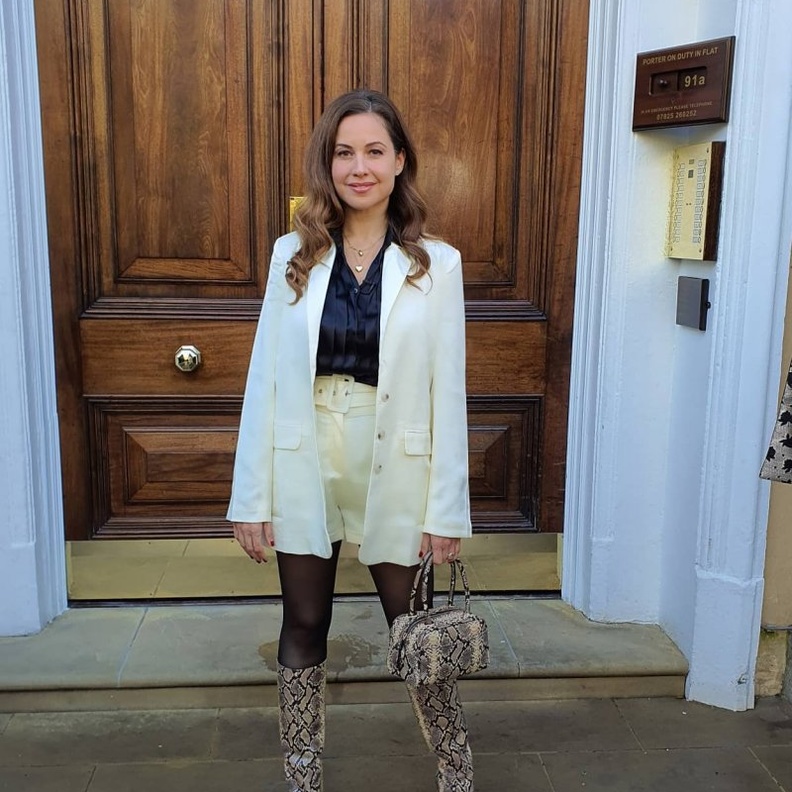 ريا ابي راشد في احدث اطلالاتها تتألق بالهوت شورت وجلد الثعبان