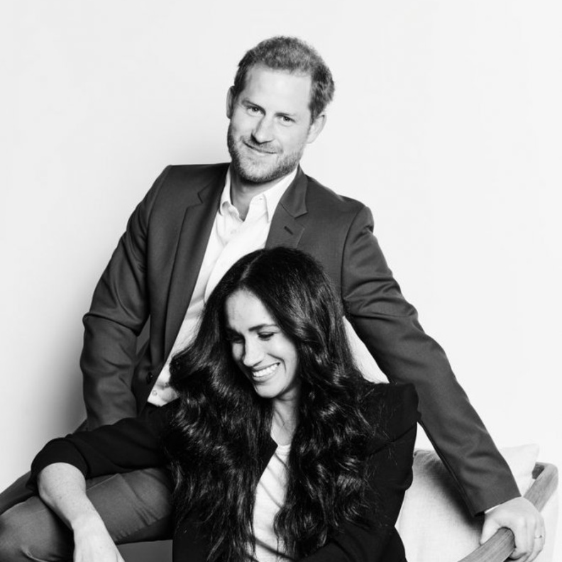 ميغان ماركل تختار اطلالة البدلة في اول صورة رسمية رسمية لهما بعد الابتعاد عن العائلة الملكية