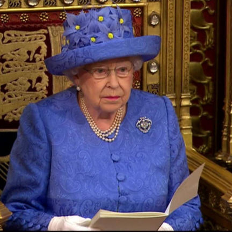 تعرفوا على رسائل سيدات القصر الملكي البريطاني الخفية عبر أزيائهن