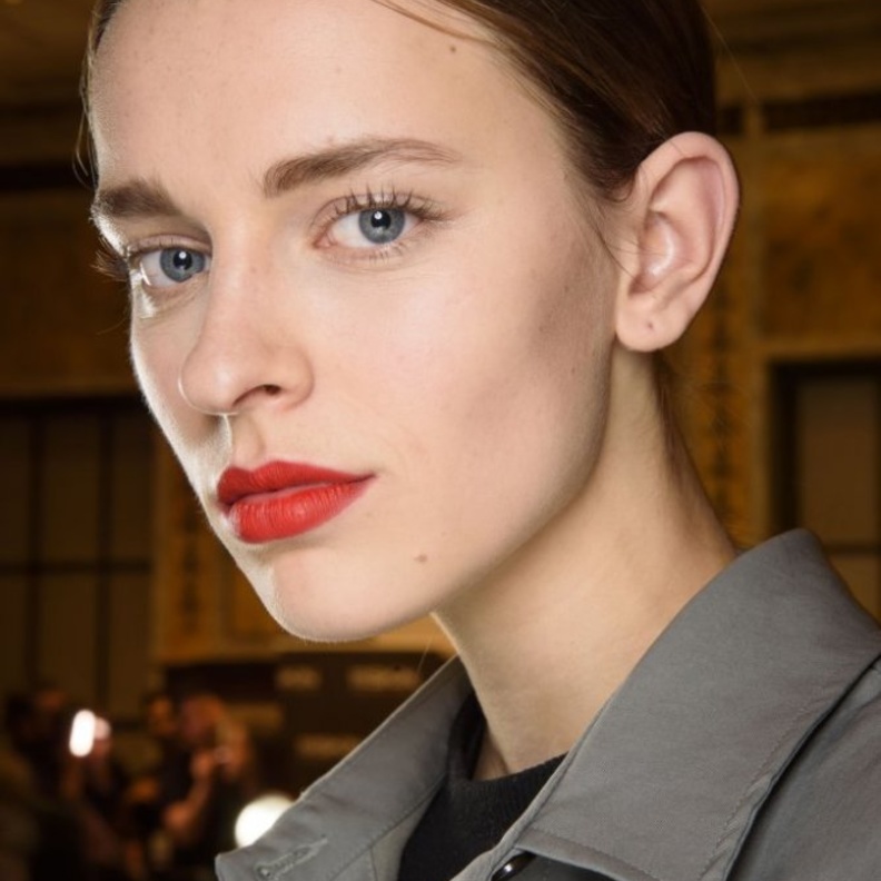  احمر شفاه مرجاني مات من وحي اطلالات Oscar De La Renta