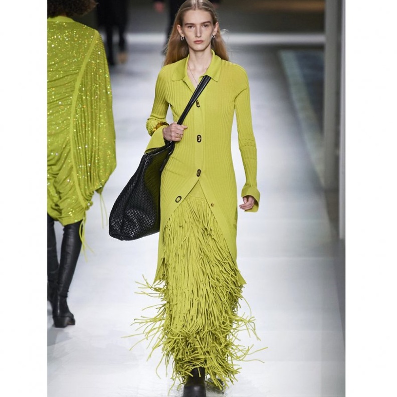 تنسيق موضة الشراريب مع التنانير الطويلة من دار Bottega Veneta