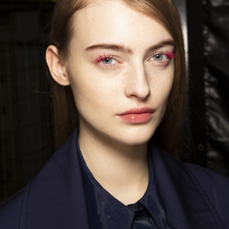 طرق لإدخال اللون الوردي إلى إطلالتك الجمالية بأسلوب  Off White