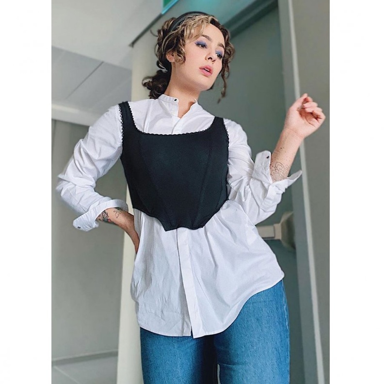 تجرأي على إضافة الكورسيه أو الكروب توب فوقه بأسلوب الفاشينيستا أسيا