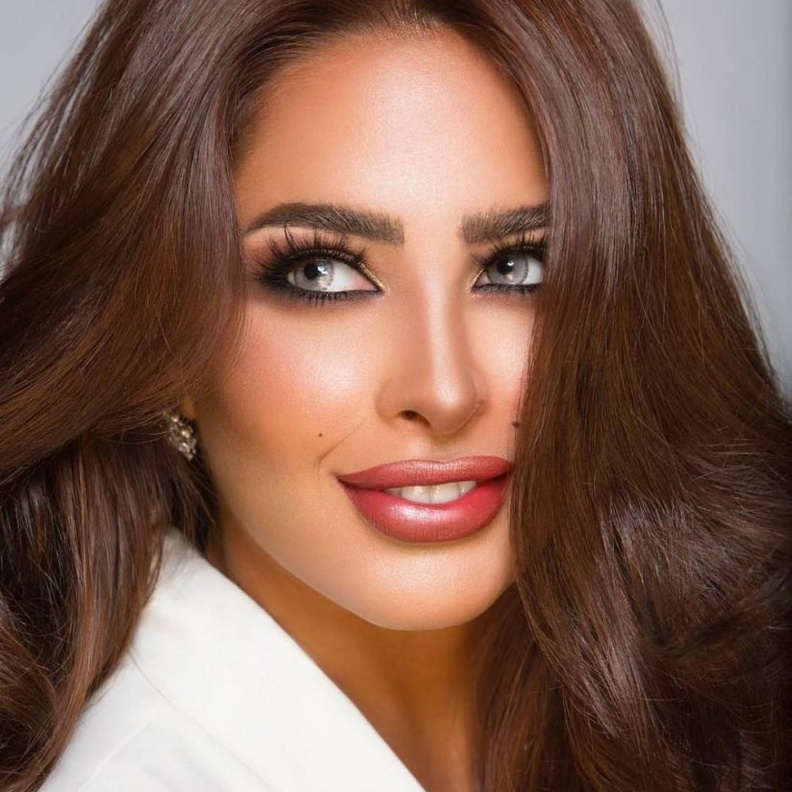  مكياج عصري ناعم يناسب صاحبات البشرة السمراء من وحي المدونة فوز الفهد