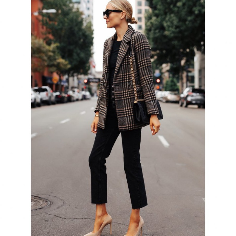 نسقي البليزر الكارو مع بنطلون الجينز لاطلالة مميزة