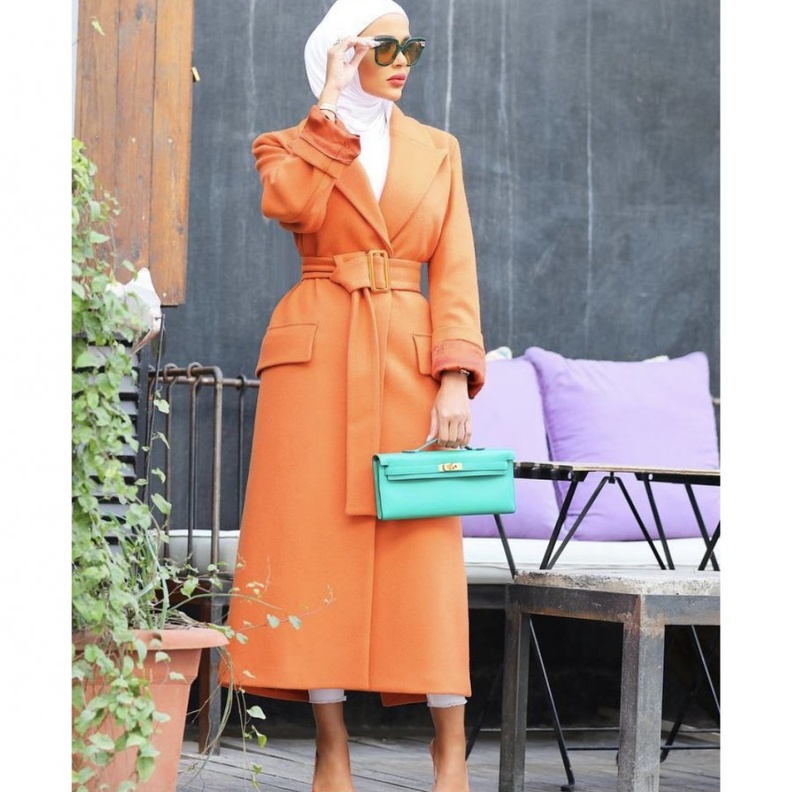 لوك مشرق في معطف باللون البرتقالي اعتمدته مرمر