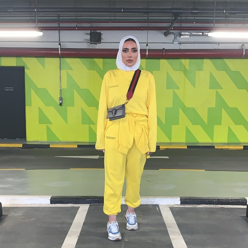  اطلالة رياضية بالاصفر مع اكسسوار رياضي