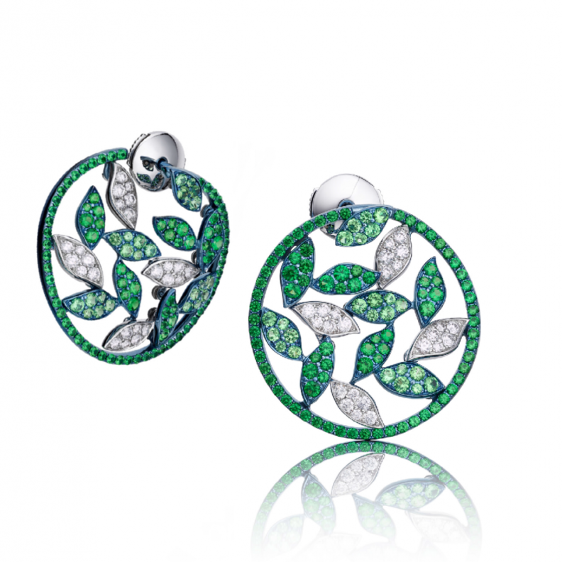 أقراط من مجموعة "إلمنتس" Elements بالتيتانيوم والذهب الابيض 18 قيراط و 212 حجرة تسافوريت و 48 حبة الماس