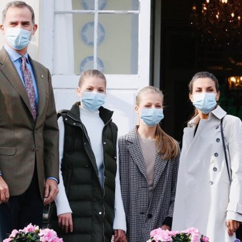 العائلة المالكة الإسبانية تزور قرية سوماو في برافيا