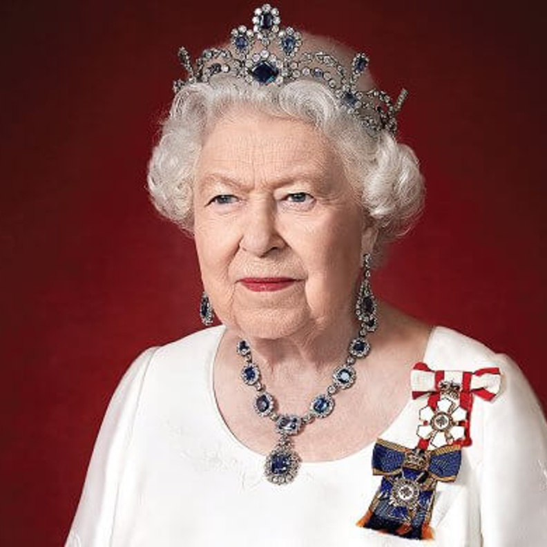 ملكة بريطانيا بطقم المجوهرات الفيكتوري