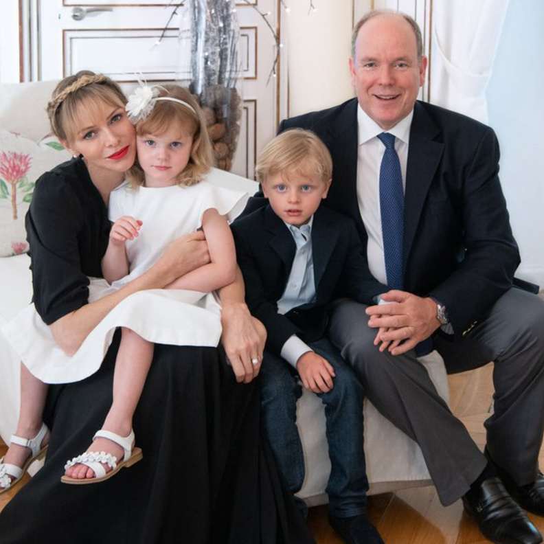  أحدث صور ولي عهد موناكو وشقيقته التوأم