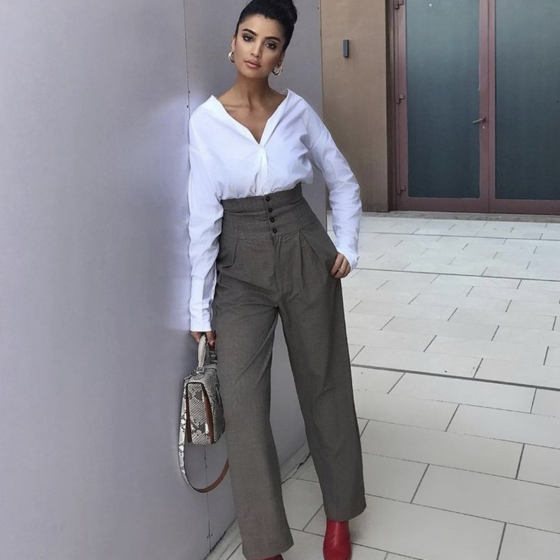 علا فرحات في اطلالة أنيقة في بنطلون قماشي خصر عالي