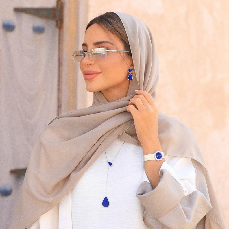  طرق تنسيق سلاسل الذهب اليومية مع العباية لاطلالة انيقة في الخريف على طريقة فاطمة حسام