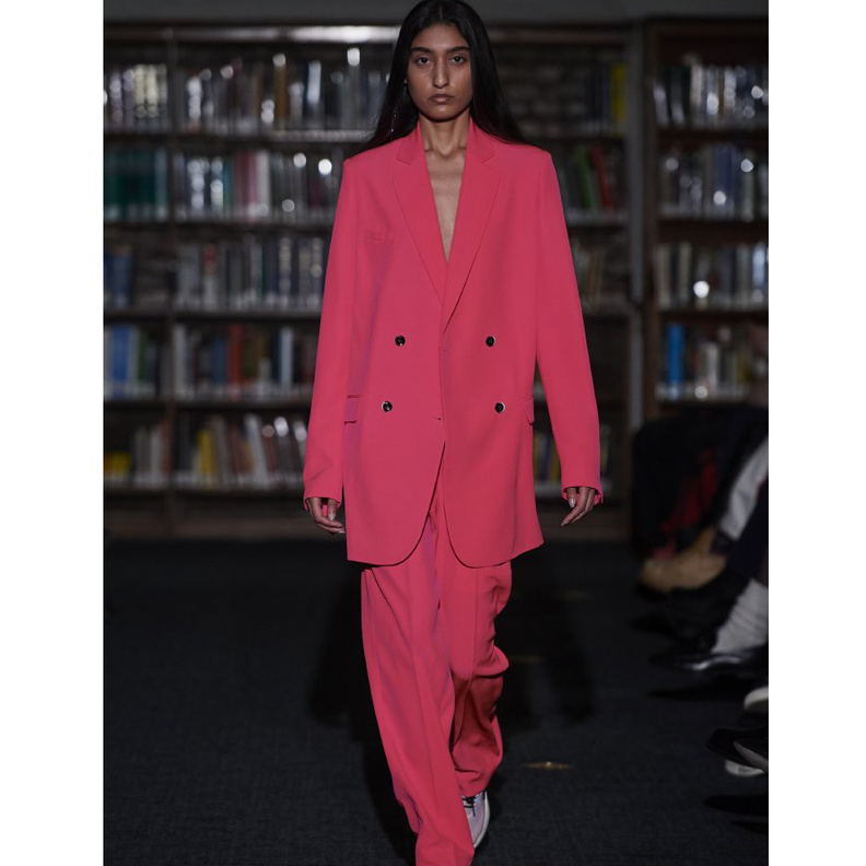  بدلات رسمية واسعة باللون الوردي من دار PriscaVera