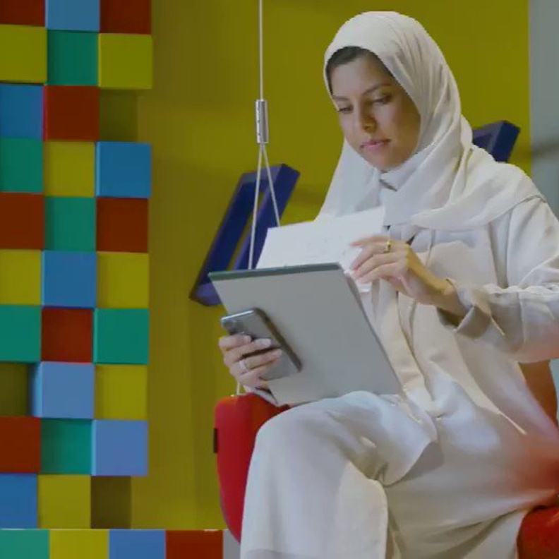 أكدت الموهوبة آلاء الدريس أنها سافرتُ كثيرًا لإنجاز مهام العمل ولم تشعر يومًا ما بالغربة.