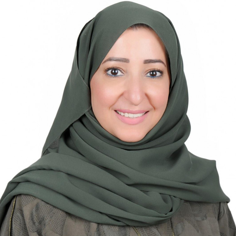 وفاء القنيبط فنانة سعودية بأنامل ذهبية 