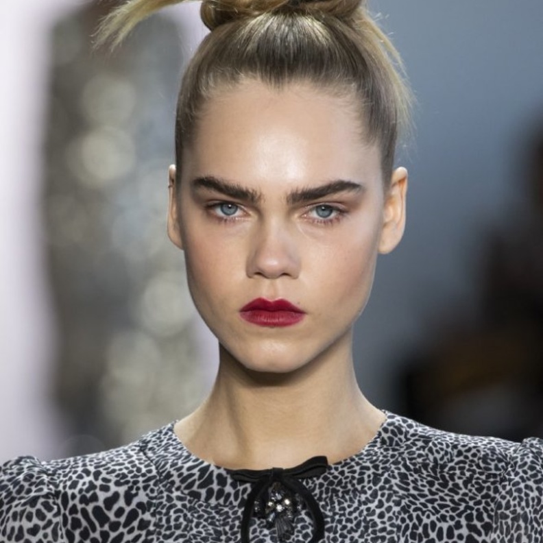 تسريحة الكعكة الفرنسية العالية مع الخصل المبعثرة من دار Badgley Mischka