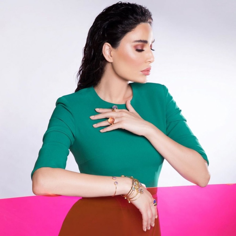 تسريحات للشعر الطويل المبلل مستوحاة من سيرين عبدالنور