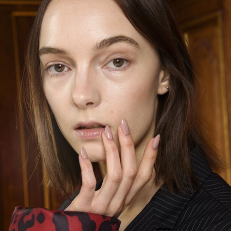 احدث الوان المناكير النيود الزهرية من دار Vivienne Westwood