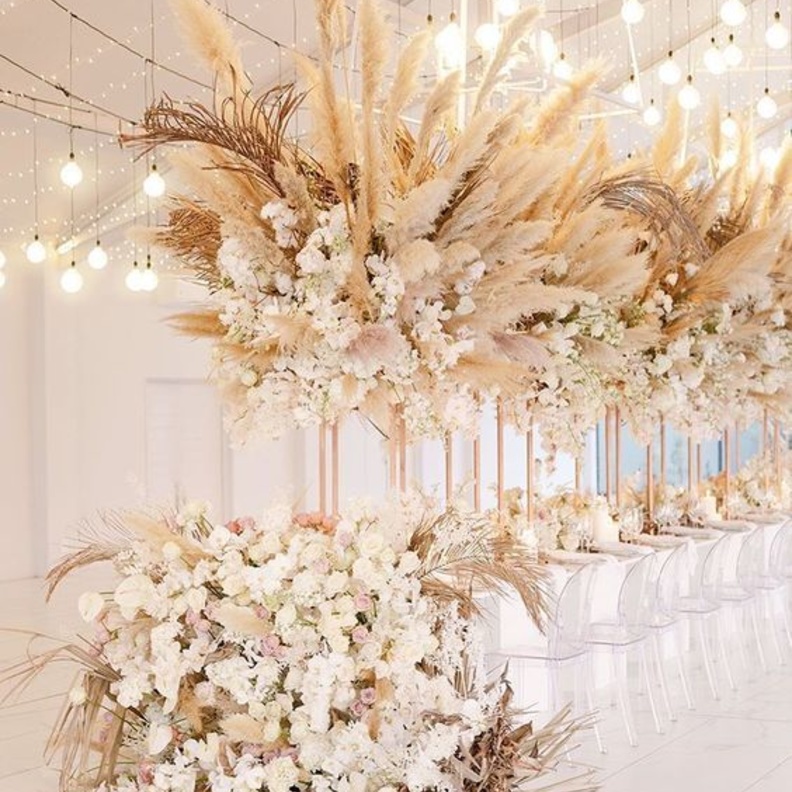 المزهريات الطويلة بدرجات الألوان المعدنية