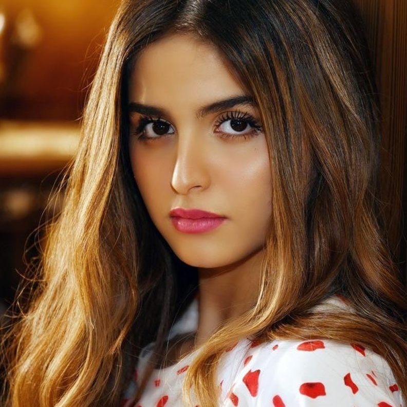 حلا الترك بإطلالة شعر جديدة في موسم الخريف