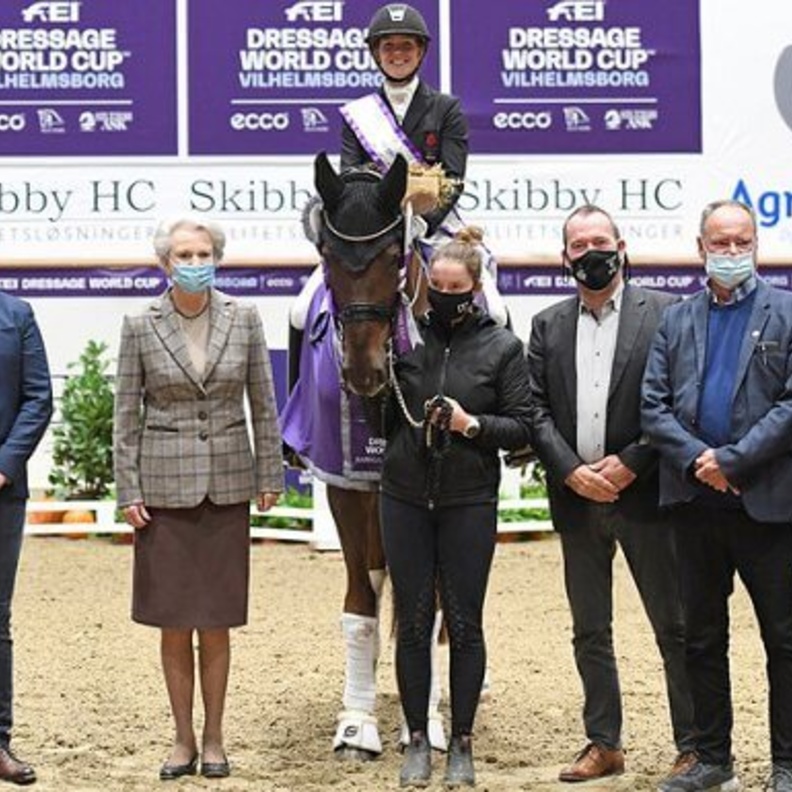 الأميرة بينديكت تسلم جائزة كأس العالم لترويض الخيول