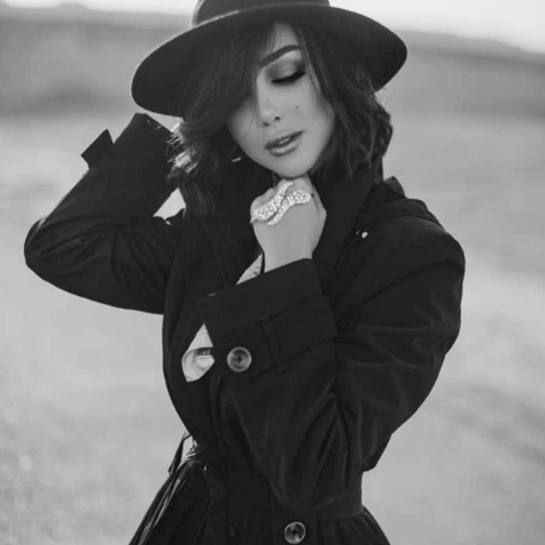 أناقة بسمة بوسيل بالمعطف الأسود مع القبعة الشتوية الأنيقة