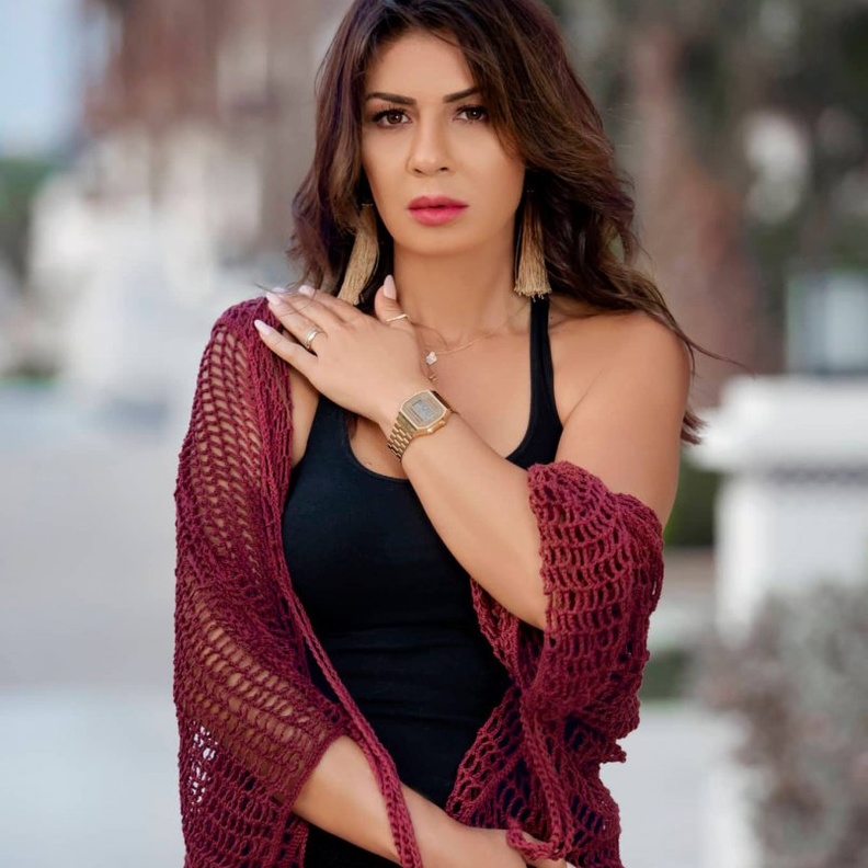 ستايل شبابي جذاب بالفستان الأسود البسيط مع الوشاح من الشبك بلون البوردو