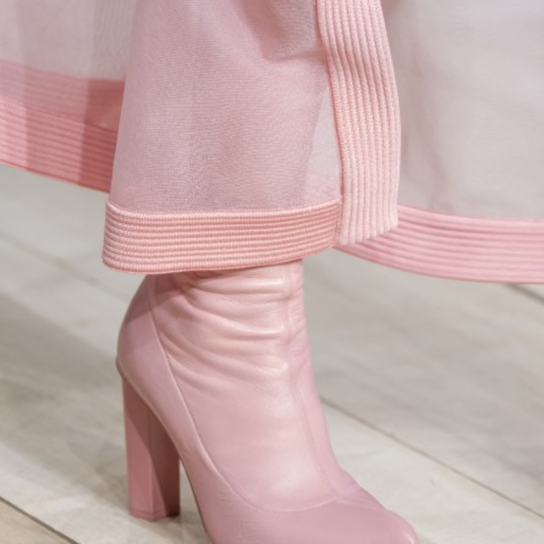  Alexander McQueen قدم الجزمة المروسة من الأمام مع الكعب العريض