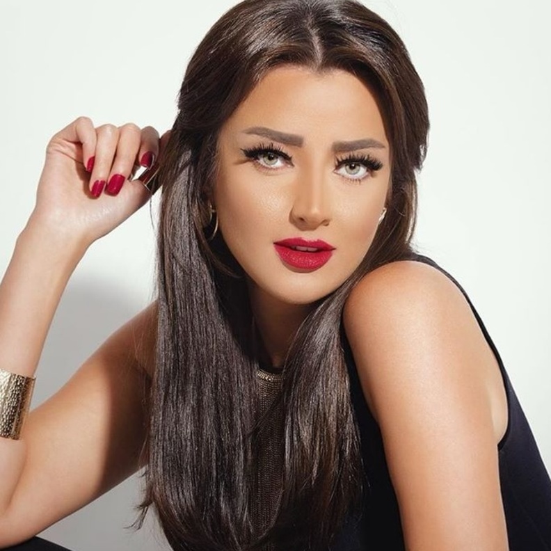 رضوى الشربيني تلهمك بمكياج للعيون الخضراء