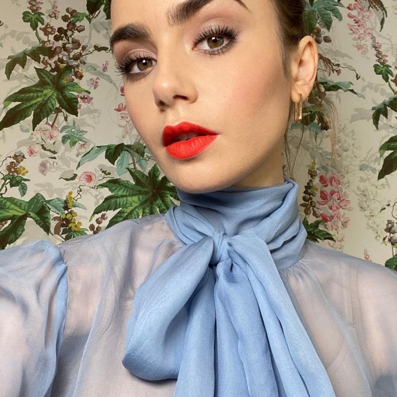 خطوات رسم الحواجب الكثيفة بأسلوب طبيعي على طريقة Lily Collins