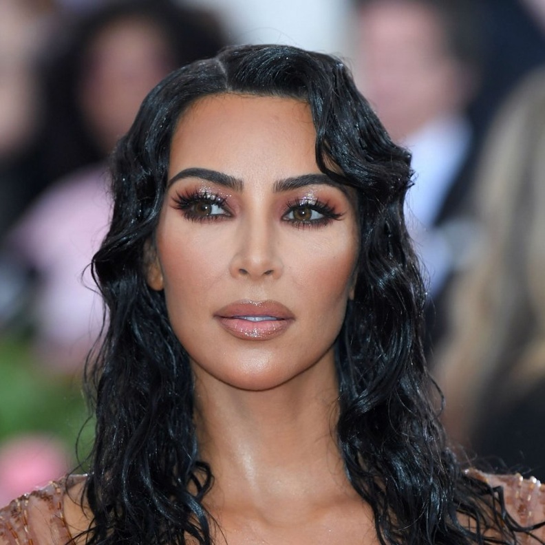  الشعر المبلل مع المكياج البرونزي البراق