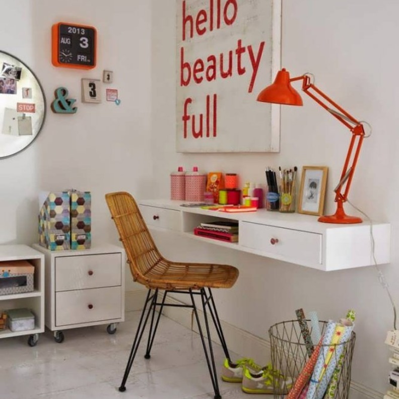 مصباح إنارة مكتب دراسة باللون الأحمر البراق