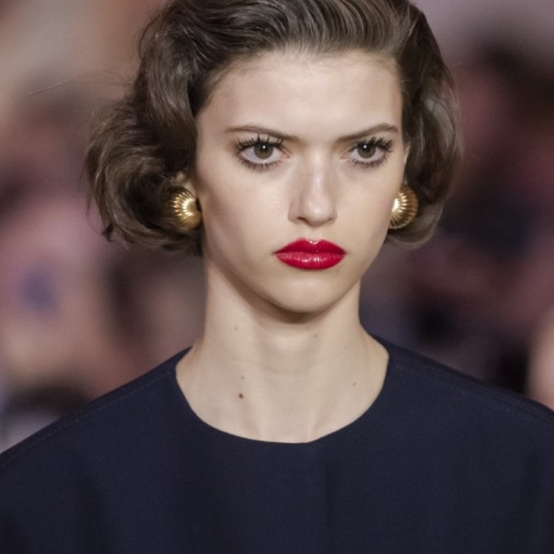 مكياج عيون طبيعي مع اللون الاحمر اللماع على الشفاه من دار Lanvin