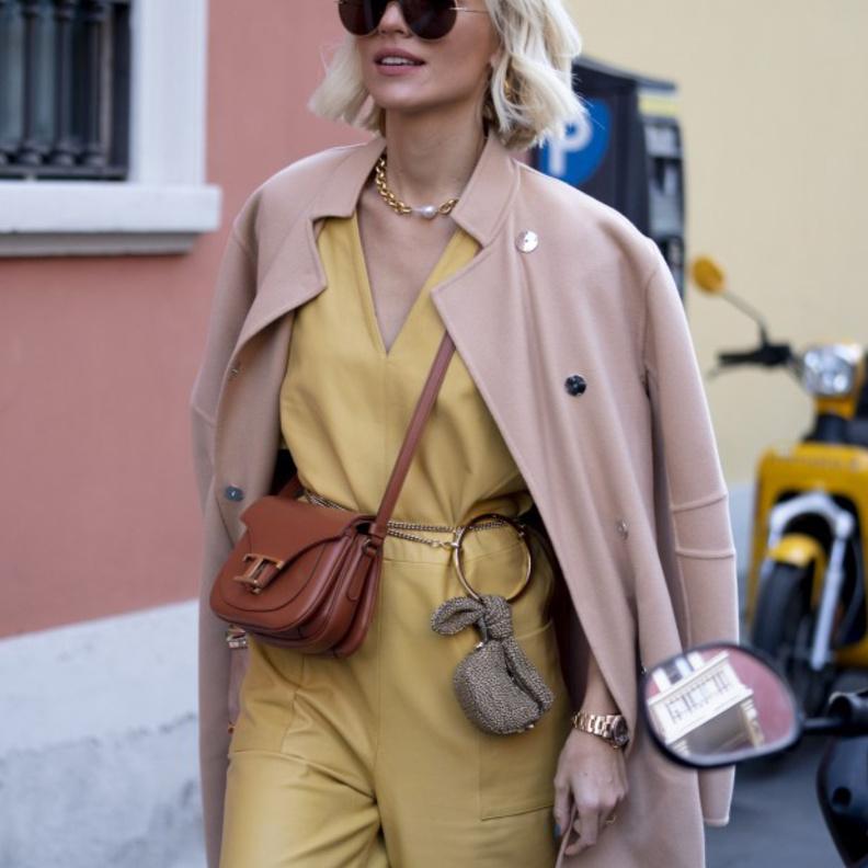 نسقي المعطف الزهري مع الأصفر