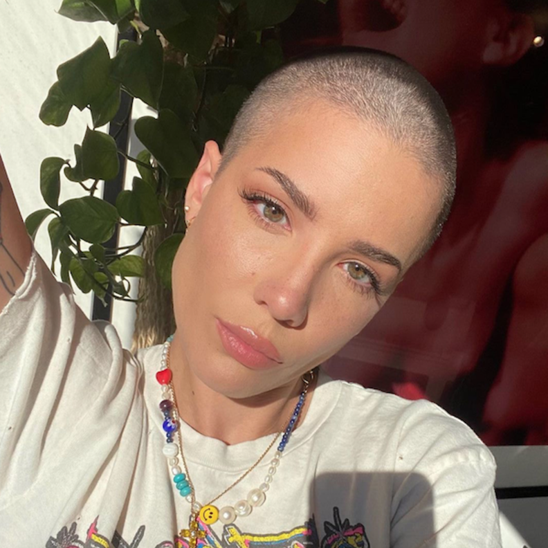 Halsey تتخلى عن شعرها وتعتمد قصة شعر صبيانية قصيرة