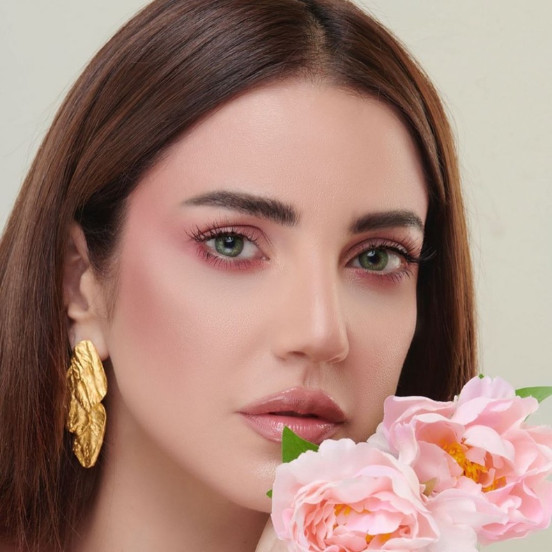 مكياج وردي دعما لحملات التوعية من سرطان الثدي